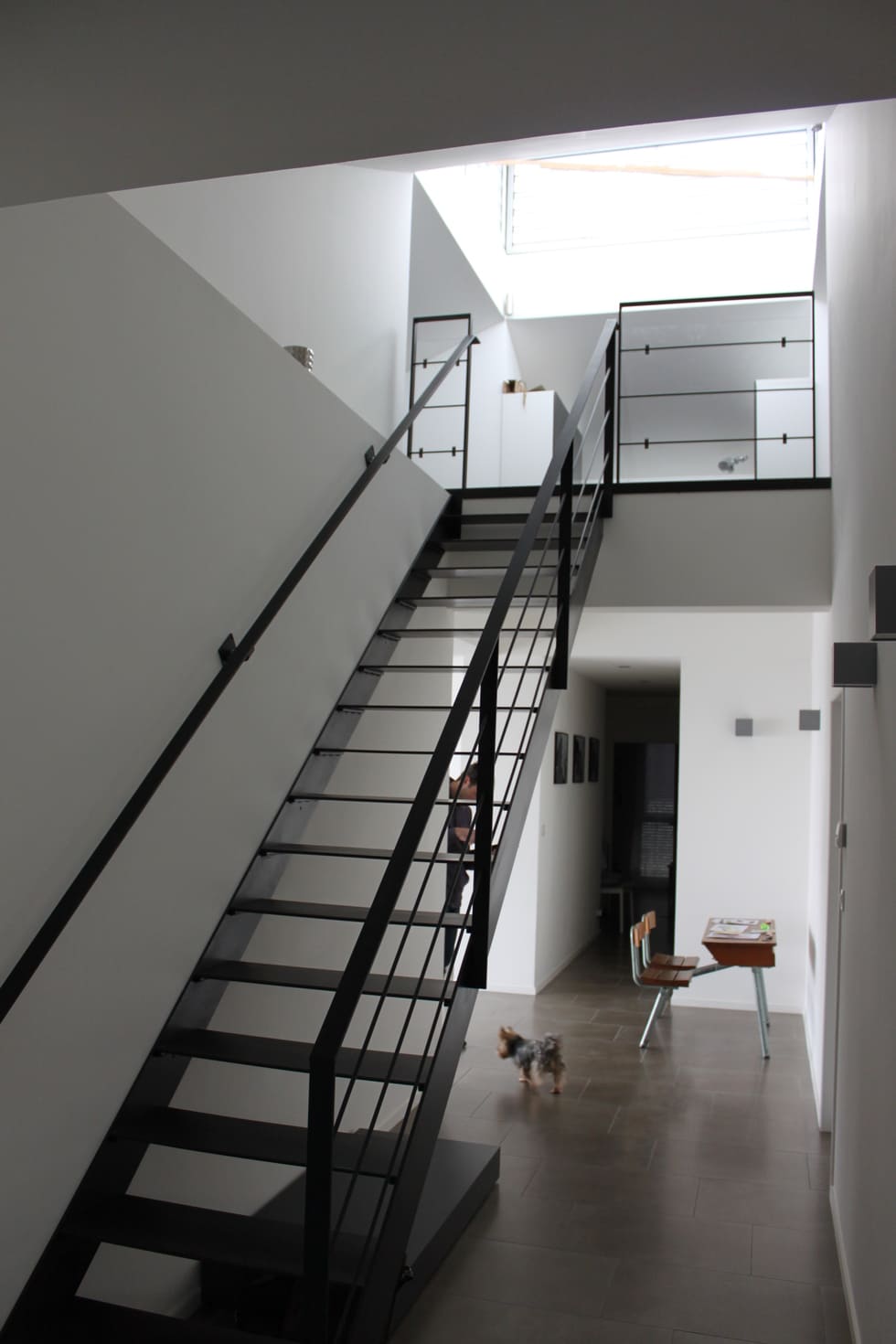 Escalier métallique droit avec garde-corps en intérieur