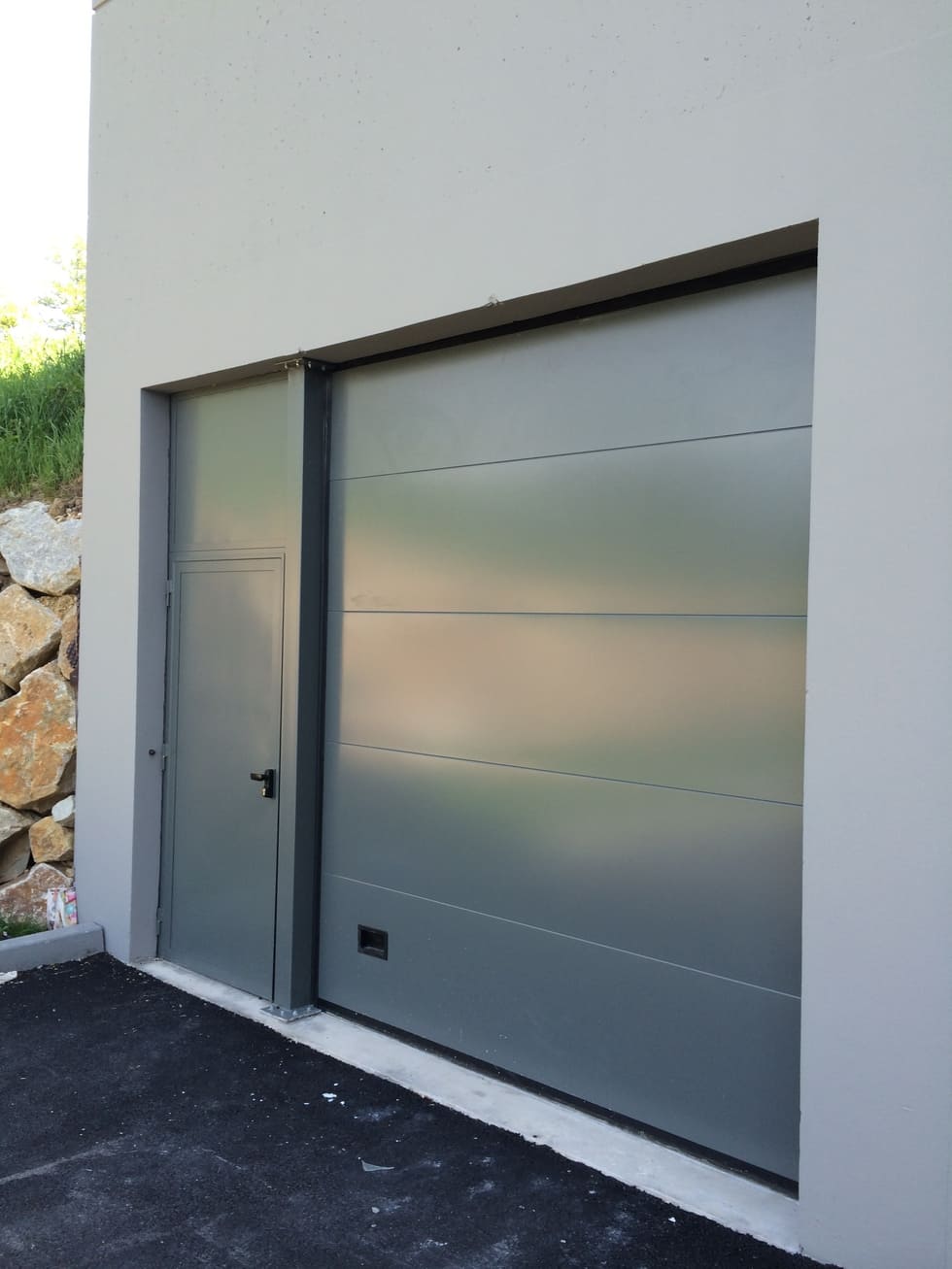 Porte d'entrée et de garage harmonisé.